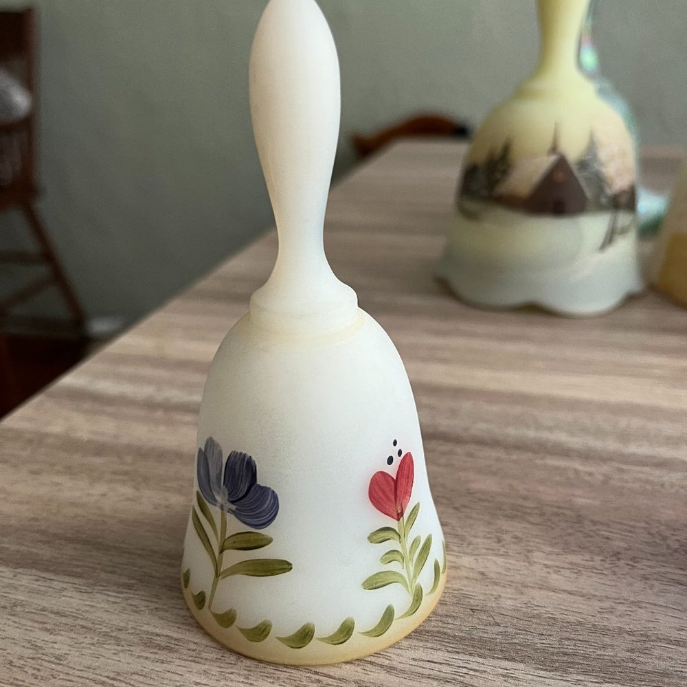 FENTON SMALL BELL WITH FLOWERS